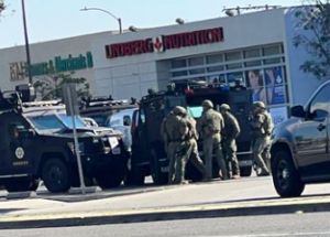 加州「小台北」10死槍擊案！嫌身份曝　警出動裝甲車對峙
