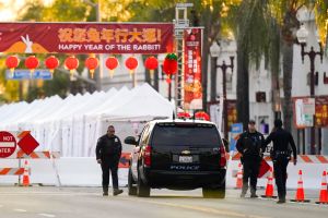 ▲首頁 / 國際加州亞裔大城蒙特瑞公園市槍擊案10死 警方與嫌疑犯對峙2023/1/23 04:41（1/23 07:35 更新）美國加州有許多亞裔居民的蒙特瑞公園市21日晚間一處舞廳發生槍擊案，造成10死10傷。圖為警方22日駐守在事發地點附近。（圖／美聯社／達志影像）