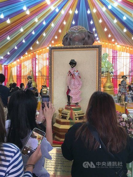 ▲位於泰國南部洛坤府的「阿凱廟」供奉被暱稱為阿凱的男童，傳說中男童幾百年來保護著當地村民，因此村民建了他的雕像讓信眾祈求好運。（圖／中央社）