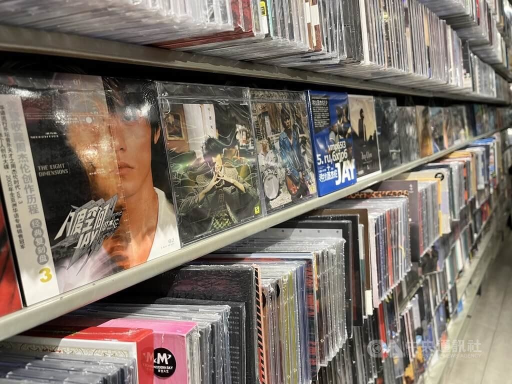▲Apple Music中國2022年度榜單Top10有9首為周杰倫歌曲，「七里香」摘冠。圖為上海市一家唱片行陳列，架上擺出多張周杰倫專輯。（圖／中央社）