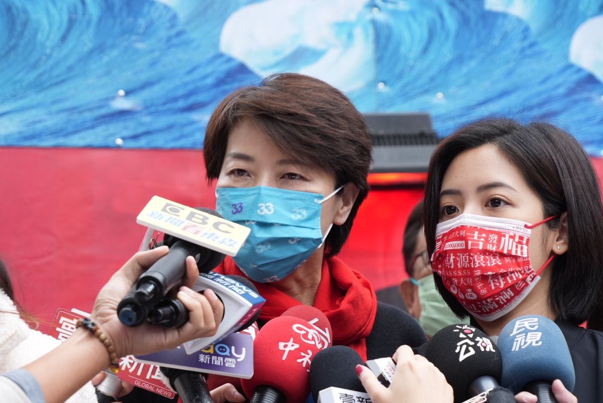 ▲內閣年前總辭，前台北市副市長黃珊珊（左）呼籲趕快決定閣揆人選。（圖／民眾黨提供）