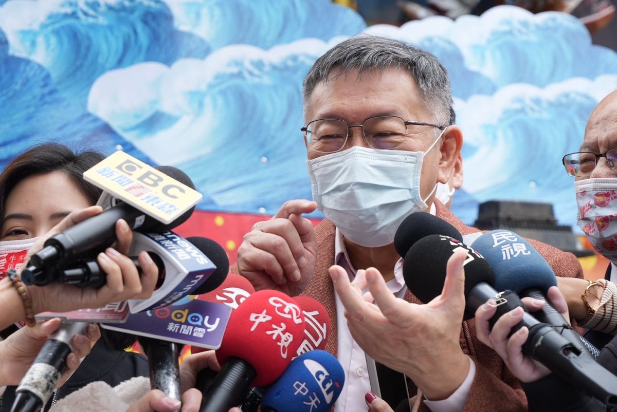 ▲大年初二，台灣民眾黨主席柯文哲繼續全台走透透行程，到各大廟宇參拜及發放發財金。(圖／民眾黨提供)