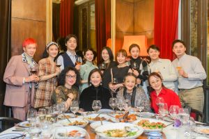 ▲林青霞（前排左二）和金星舞蹈團成員一起吃年夜飯。（圖／翻攝自微博）