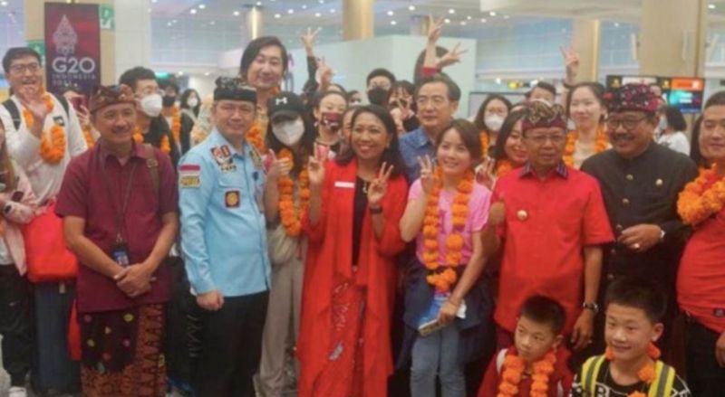 ▲印尼峇里島迎接近三年來首批中國直航包機遊客。（圖／翻攝自星島日報）