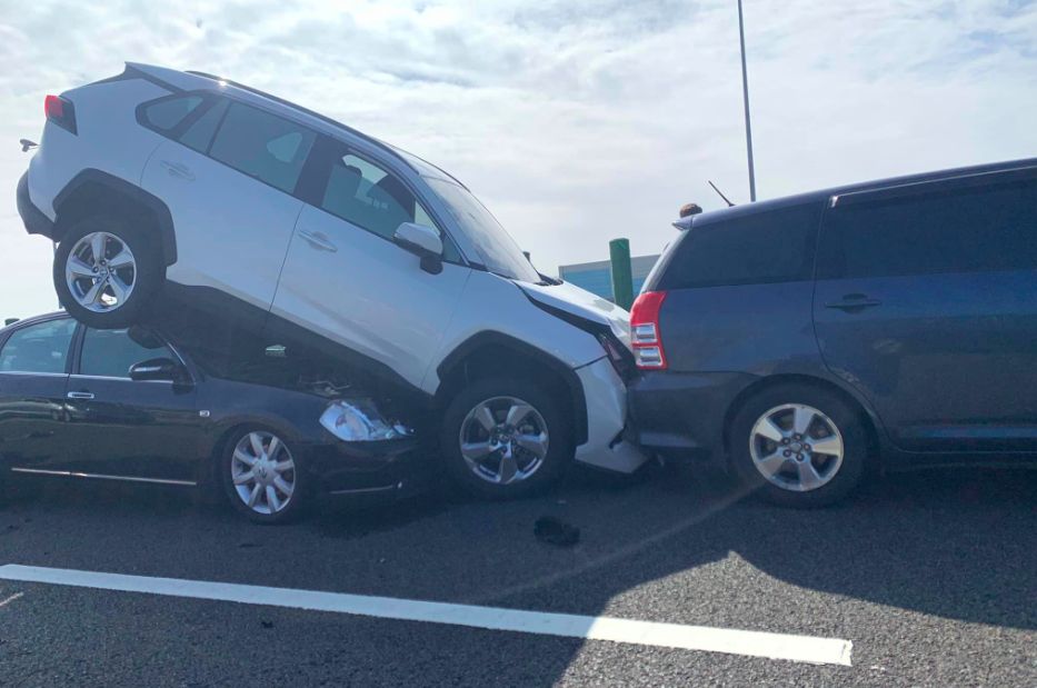 ▲今（23）日大年初二，國3北上197.6公里彰化段，在上午10點18分，發生5輛自小客車追撞事故，占用內中2車道，回堵約2公里。（圖／翻攝爆料公社二社臉書）