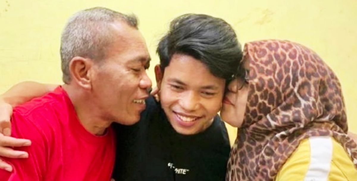 ▲落入「賣豬仔」騙局的大馬男子成功逃離緬甸KK園區，與父母相聚。（圖／翻攝自光明日報）