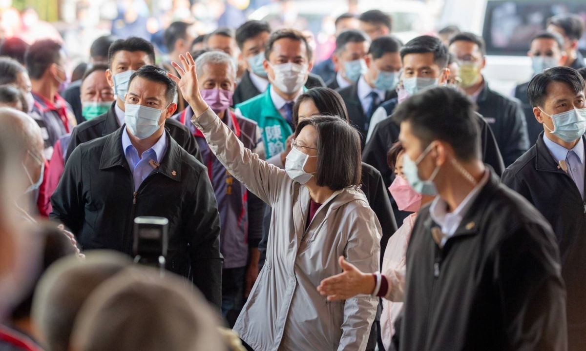 ▲總統蔡英文參拜名間鄉大賢宮後，向群眾揮手。（圖／蔡培慧競總提供，2023.01.23）