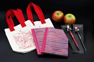 國美館開館迎春!鴻運兔YOU走春系列活動開跑 ▲「鴻運兔福袋」以「兔野仙蹤─兔年年畫特展」得獎作品元素設計的環保福袋及公仔按壓筆和文創筆記本、代表平安的蘋果,傳遞新春祝福並帶來鴻兔大展的一年。(圖/國美館提供)