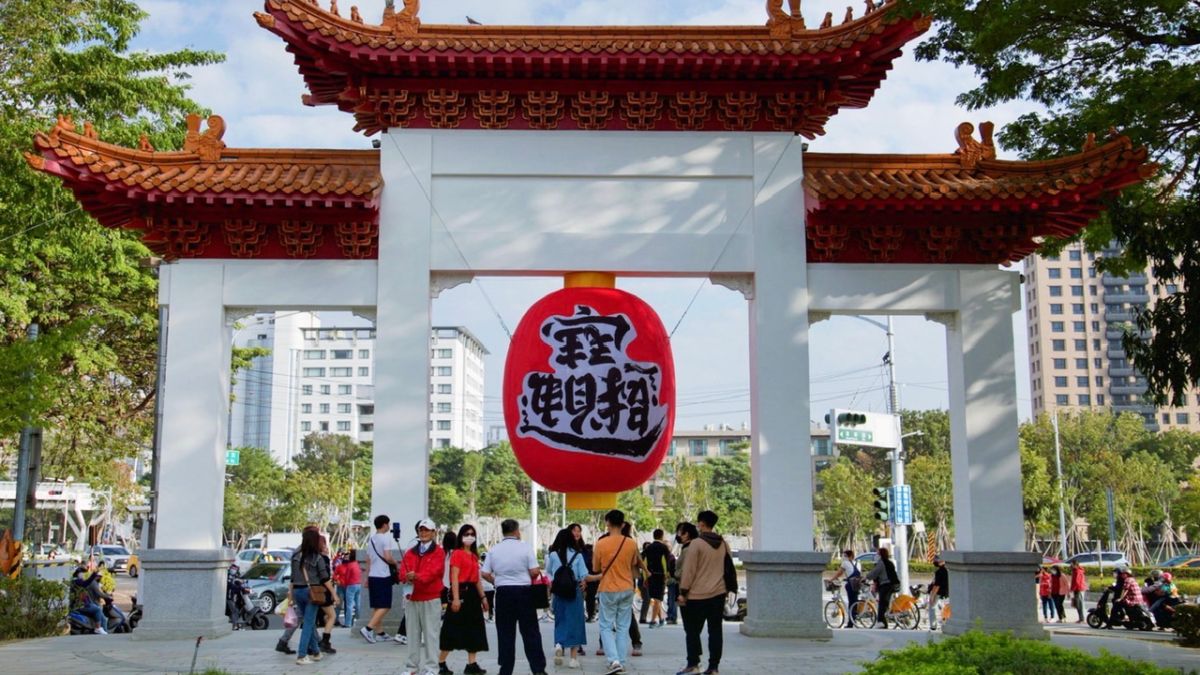 ▲翻轉未來視燈飾作品「招財進寶x追求自由民主」，招財進寶旋轉180度即為追求自由民主。（圖／高市府觀光局提供）