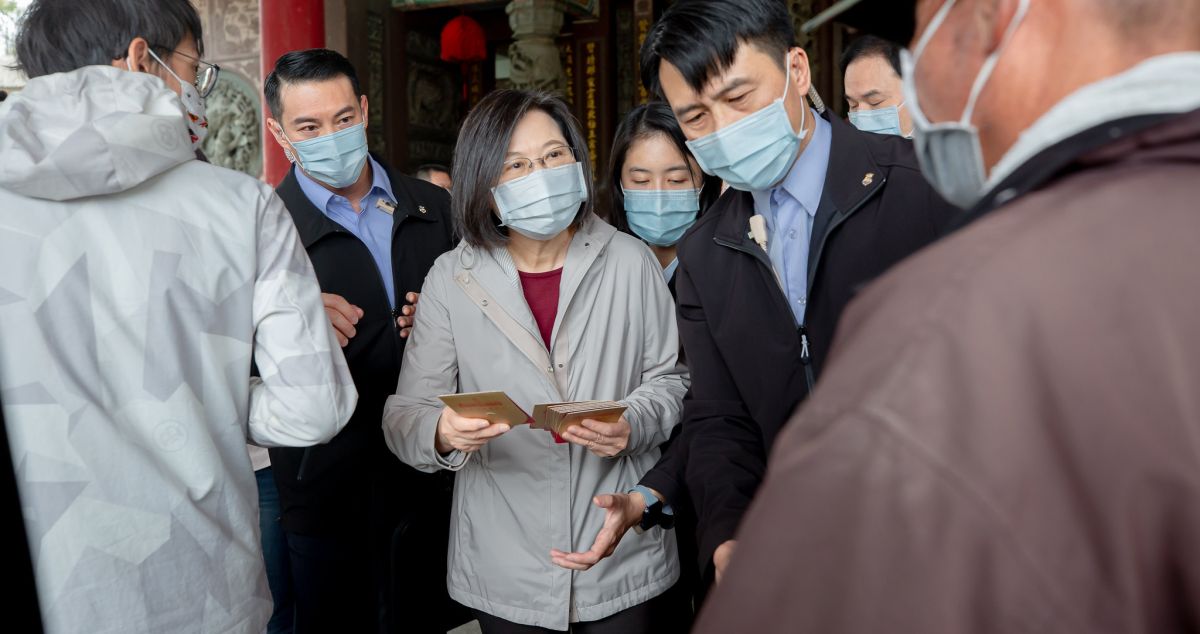 ▲總統蔡英文前往南投縣名間大賢宮參香、發放福袋。(圖／總統府提供)