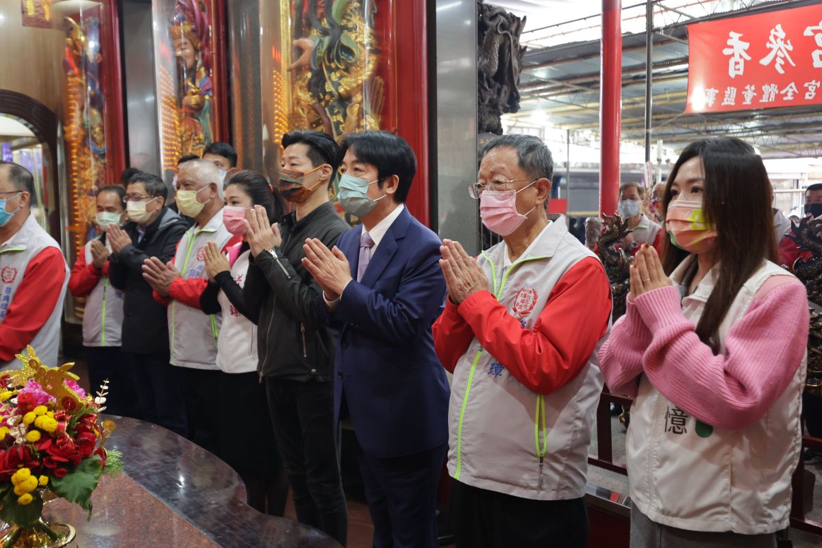 ▲副總統賴清德在立委林昶佐、市議員吳沛憶、洪婉臻陪同下前往萬華廣照宮參香。（圖／林昶佐辦公室提供）