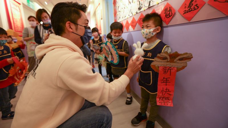 ▲農曆春節前夕,台北市長蔣萬安前往市府幼兒園與小朋友們歡慶兔年,小朋友們也準備自製的舞龍舞獅飾品,跳起迎賓舞歡迎「萬安叔叔」。(圖/台北市政府提供)