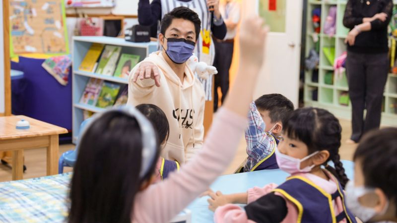 ▲台北市長蔣萬安與市府幼兒園的小朋友們,現場玩起「 認識市府」的搶答遊戲,甚至讓蔣萬安直呼「知道的比我還多!」(圖/台北市政府提供)