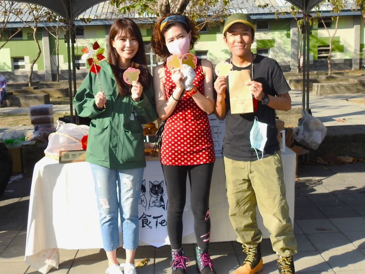 ▲「2023香港年宵在高雄—香港文化藝墟」今天在衛武營WeR藝術村登場，行政暨國際處長張硯卿也到場發送兔年一元開運小紅包。（圖 ／高市府提供 ） 