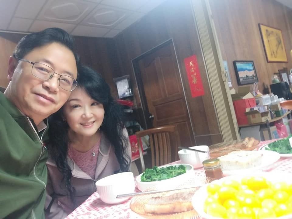 ▲桃園市長張善政21日除夕夜在臉書發布貼文，其中影片除了向網友祝賀新年快樂之外，也特別感謝準備晚餐的太太。（圖/張善政臉書）