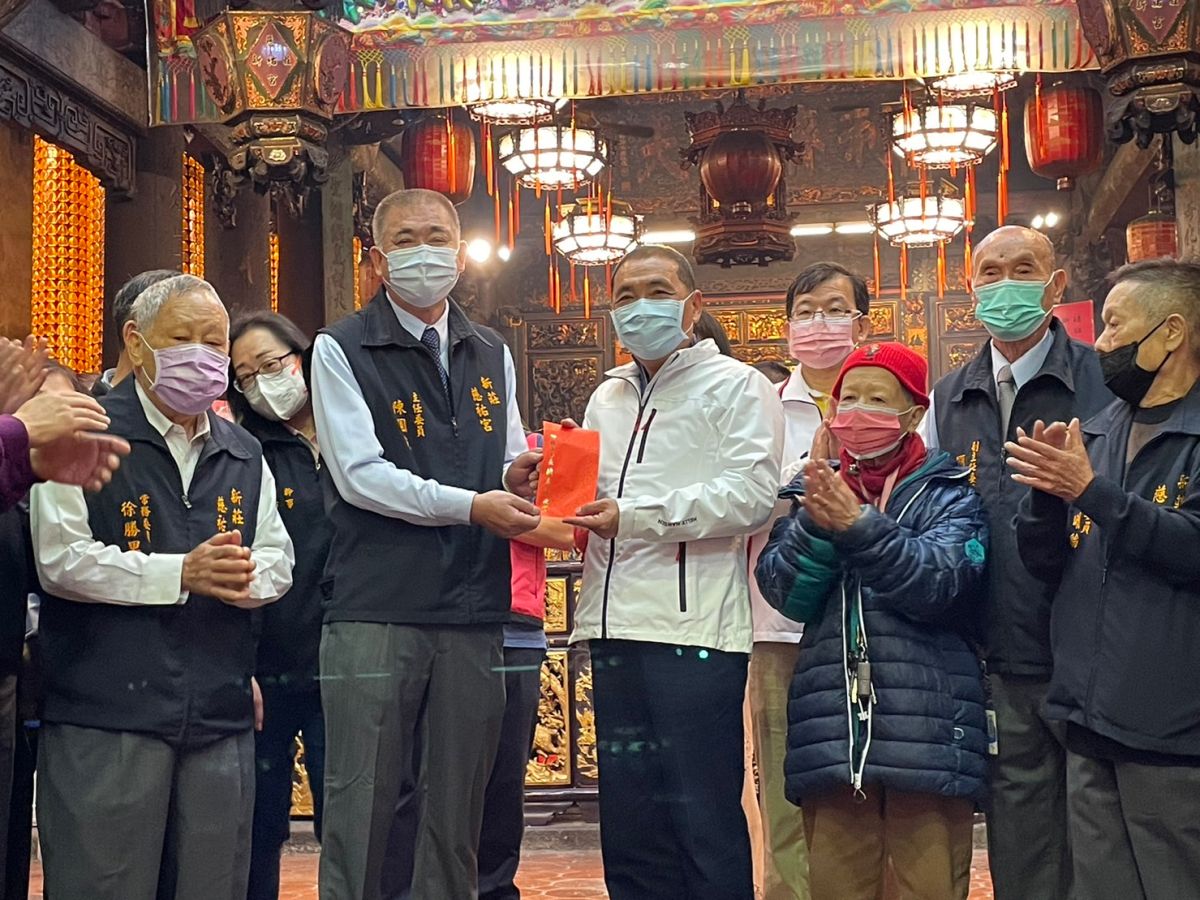 ▲新北市長侯友宜先後前往三重碧華寺、先嗇宮和新莊慈祐宮、武聖廟參拜，並致贈香油錢，祈求市民健康平安。（圖／民政局）
