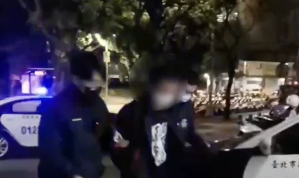 ▲簡姓男子酒醉持酒瓶攻擊路人，被逮辯稱精神有問題。（圖／翻攝畫面） 