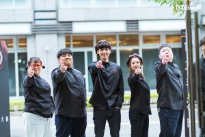 ▲左起宮美樂、楊震震、劉育仁、臧芮軒、李承鴻以武林咖啡名義參加比賽。(圖/TVBS) ▲左起宮美樂、楊震震、劉育仁、臧芮軒、李承鴻以武林咖啡名義參加比賽。(圖/TVBS)