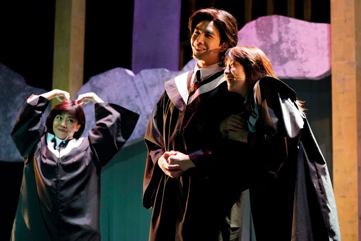 ▲謝佳見（中）穿上學士服，從年輕大學剛畢業，一路演到老。（圖／全民大劇團提供）