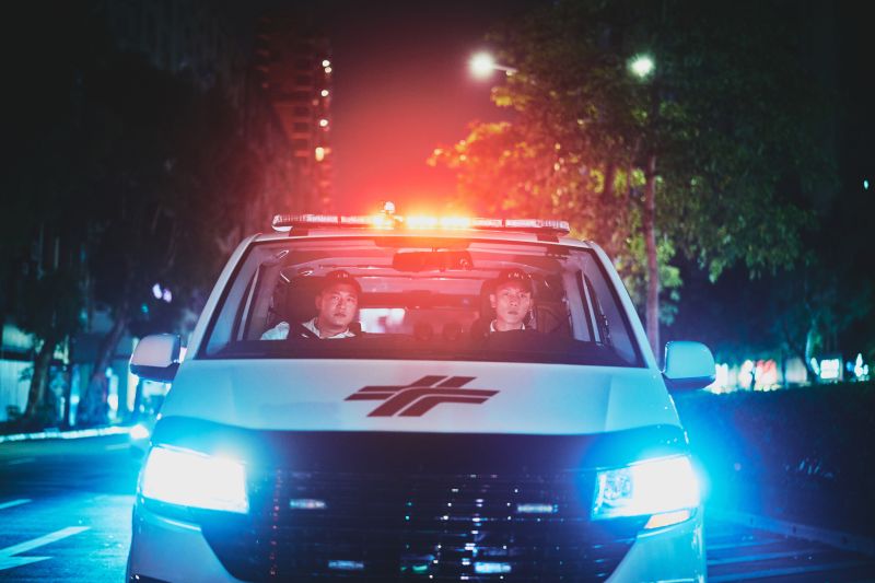 ▲瘦子E.SO在《速命道》中用賽車速度駕駛救護車，一路奔馳在街頭救人。（圖／寬銀慕電影製作有限公司提供）