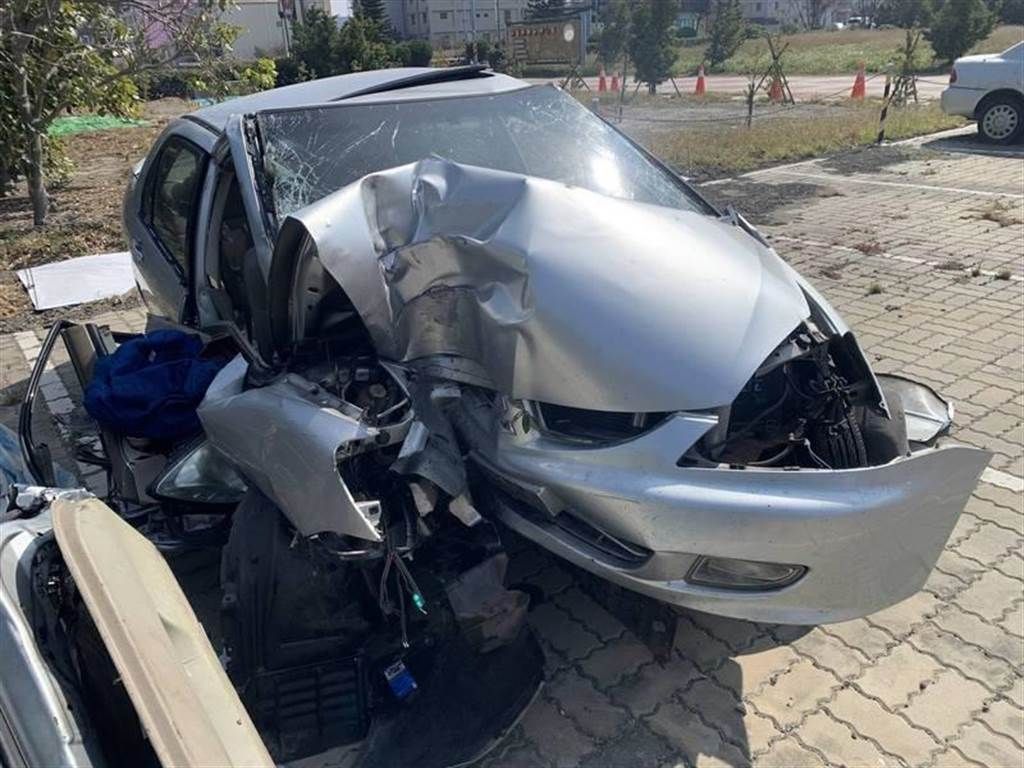 ▲台中一家3口初一走春，回程駕駛自撞電線桿，21歲爸搶救不治、新生兒昏迷、妻左大腿骨折。（圖／翻攝畫面）