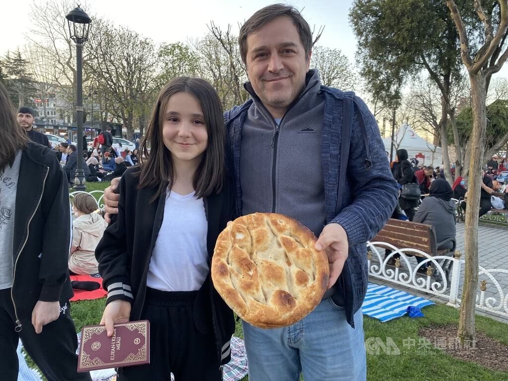 ▲首頁 / 國際土耳其愛心麵包助弱勢 傳承待用精神護受贈者尊嚴2023/1/24 15:07（1/24 15:21 更新）麵包在土耳其非常重要，在伊斯蘭教信仰中，保護生命是神聖的，而麵包可以維持生命，世界各地的許多穆斯林也會親吻麵包以示尊重。圖為土耳其民眾歡度開齋節。（圖／中央社）