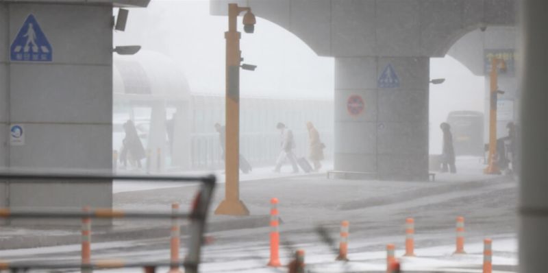 ▲受暴雪影響，濟州機場233班次全面停飛。（圖／翻攝自韓聯社）