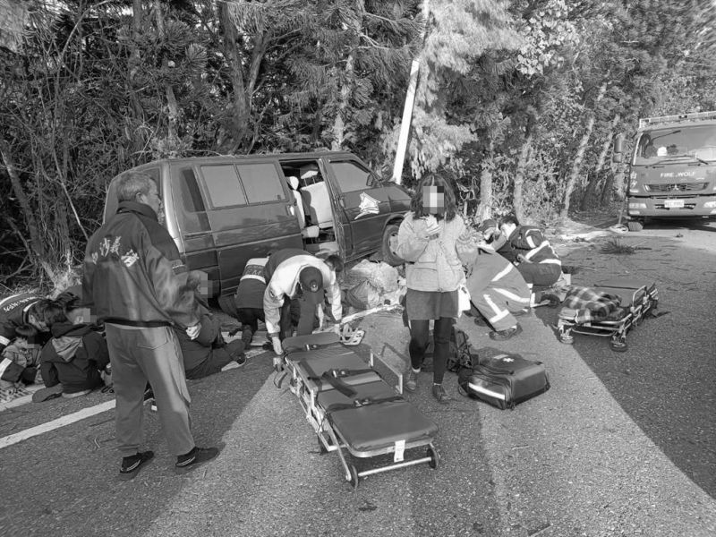 ▲澎湖一輛箱型車自撞電桿，車內9人受傷。（圖／翻攝畫面）