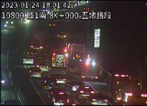 客運國道拋錨!停路肩遭廂型車追撞「2受困」 回堵逾3km