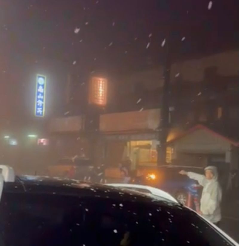 ▲ 宜蘭大同鄉南山村下雪,民眾樂得直喊好幸運。(圖/翻攝自記者爆料網)