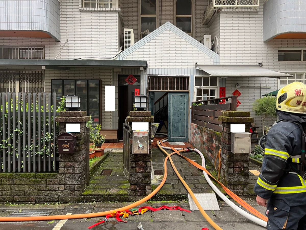 ▲新店民宅大火，2人受困順利救出，起火點是三樓客廳燃燒電視櫃，起火原因還待釐清。（圖／翻攝畫面）