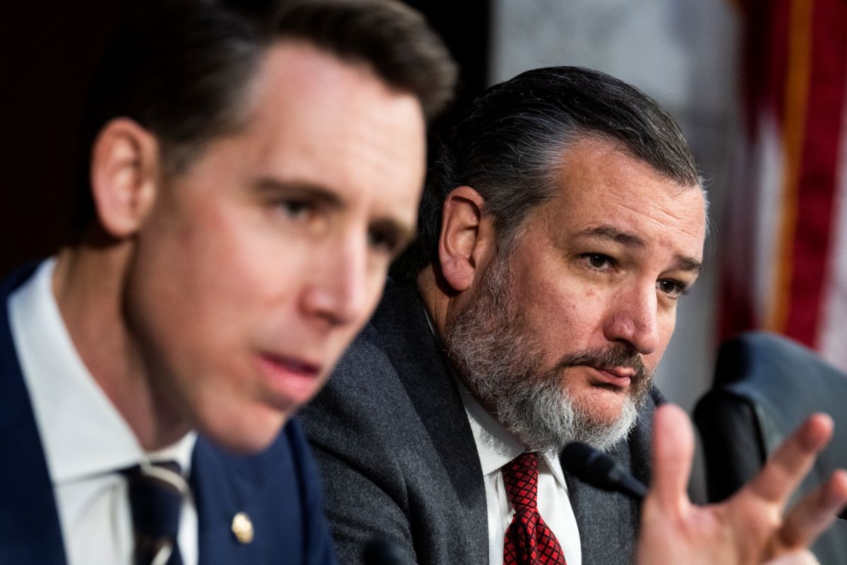 ▲對中國採取鷹派立場的美國共和黨籍聯邦參議員霍利（Josh Hawley，左）將提出法案，在全美禁用短影音手機應用程式（App）TikTok。（圖／美聯社／達志影像）