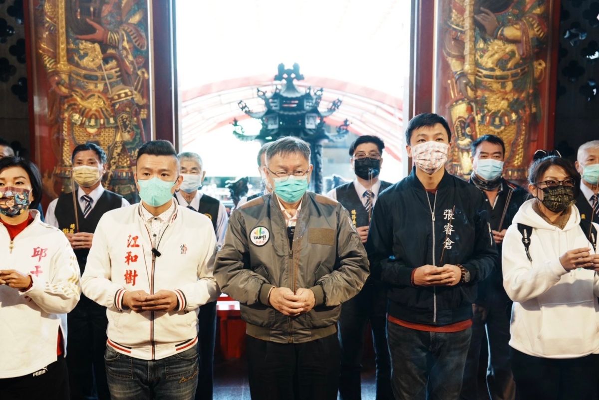 ▲民眾黨主席柯文哲前往台中東區南天宮關聖帝君參香。（圖／民眾黨提供）