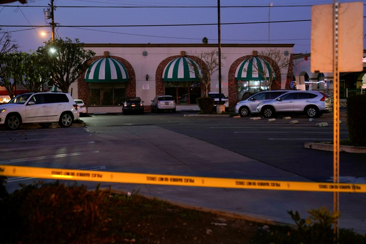 ▲美國加州蒙特瑞公園市一處舞廳21日發生槍擊案，慈濟在現場附近提供協助。志工透露多名倖存者情緒近崩潰，有人倒在血泊中裝死才保住性命。（圖／美聯社／達志影像）
