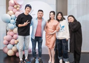 ▲胡宇威(左)開心參與友人的「寶寶性別派對」。(圖/翻攝自丁巧唯Instagram) ▲胡宇威(左)開心參與友人的「寶寶性別派對」。(圖/翻攝自丁巧唯Instagram)