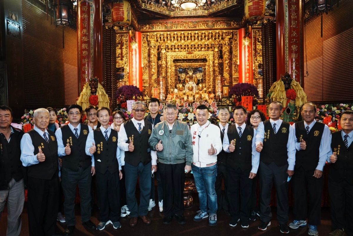 ▲民眾黨主席柯文哲前往台中東區南天宮關聖帝君參香。（圖／民眾黨提供）