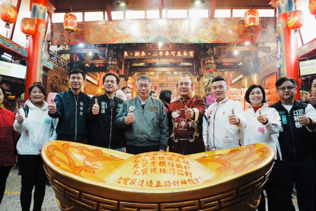 ▲柯文哲今到台中多家寺廟走春。（圖／台灣民眾黨台中市黨部提供，2023.01.25）