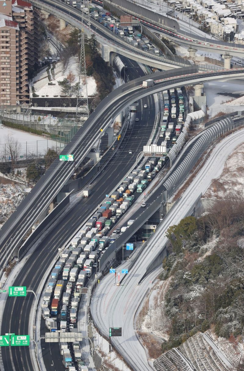 ▲大雪造成嚴重的交通堵塞。（圖／美聯社／達志影像）