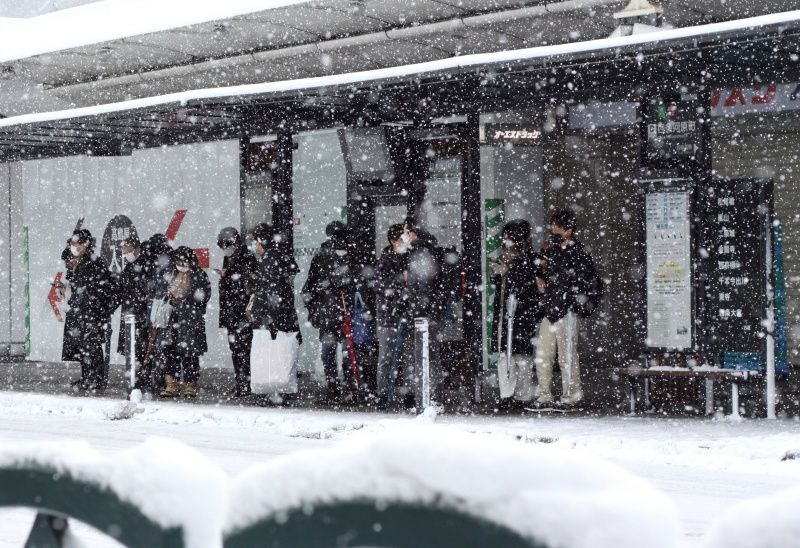 ▲民眾在大雪中、於月台上候車。（圖／美聯社／達志影像）