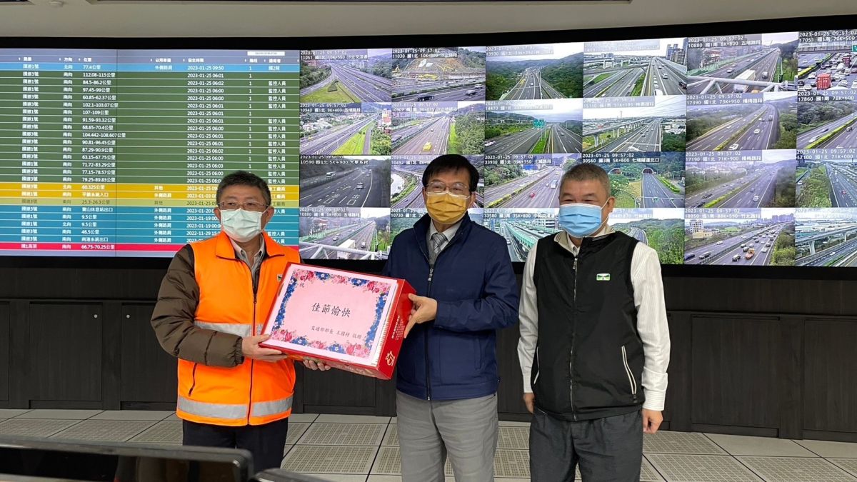 ▲交通部長王國材至高公局北區交通控制中心視察，了解連假疏運情形，並接受媒體採訪。（圖／交通部提供）