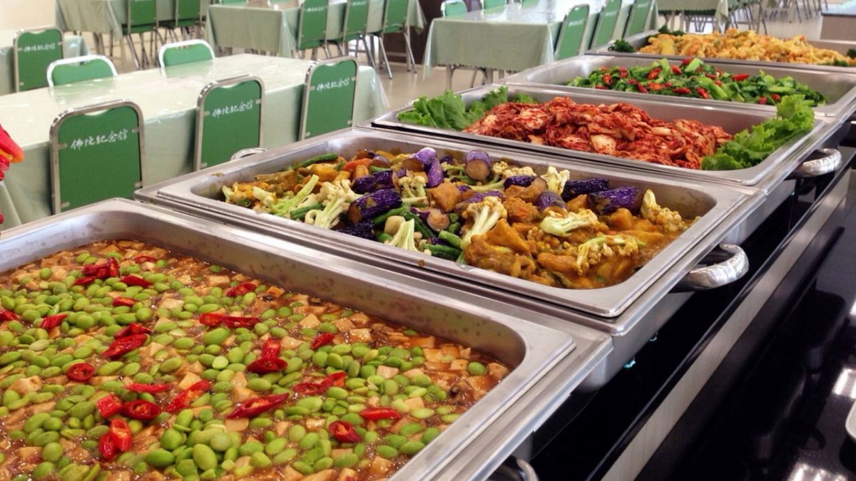 ▲佛陀紀念館禮敬大廳二樓的百味軒有豐富的蔬食百匯，色香味俱全。（圖／佛光山提供）