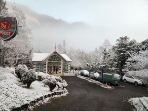 又一個下雪必訪派出所！南橫達冰點　「屋頂全白」引朝聖
