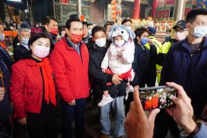 傳麥卡錫將訪台 柯文哲、馬英九態度大不同 ▲馬英九上午到大雅永興宮參拜,受到民眾的歡迎。(圖/立委楊瓊櫻提供提供,2023.01.25)