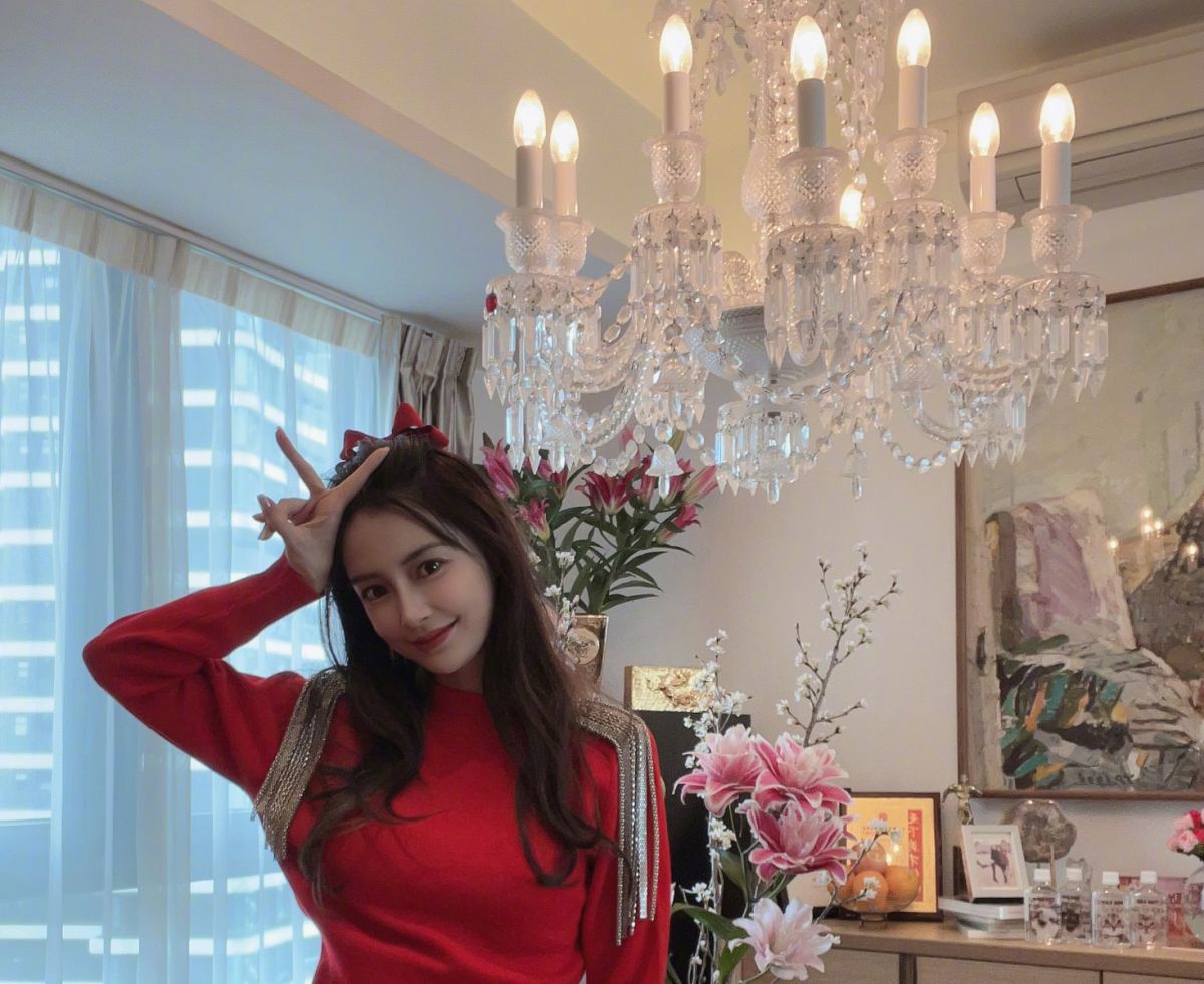 ▲Angelababy向大家拜年，疑似美肌開太強。（圖／Angelababy微博）