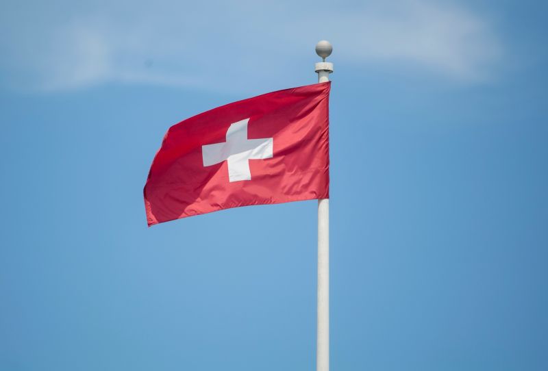 ▲瑞士國會安全政策委員會投票通過，要求修法開放第3國可將瑞士製造的戰爭物資轉運至烏克蘭。圖為瑞士國旗。（圖／美聯社／達志影像）