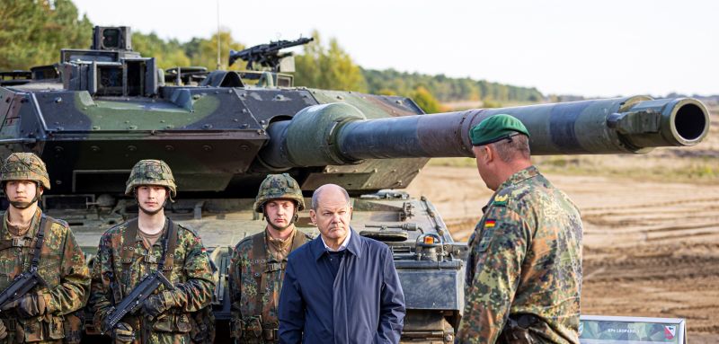 ▲據外媒報導，德國總理蕭茲（Olaf Scholz）在國際壓力日增下，已同意提供烏克蘭至少14輛豹2（Leopard 2）主力戰車並讓波蘭等國跟進，援助烏克蘭抵禦俄羅斯侵略。資料照。（圖／美聯社／達志影像）