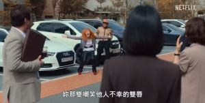 ▲朴志雅在《黑暗榮耀》裡跑在宋慧喬學校撒野。（圖／翻攝Netflix Asia YouTube）