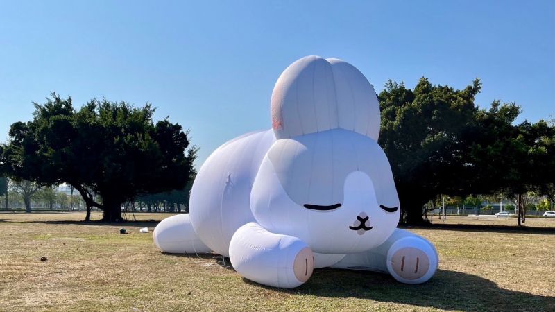 ▲兩隻不同造型的ㄇㄚˊ幾兔,其中一隻慵懶趴睡在舊左營國中草地。(圖/高市府觀光局提供)