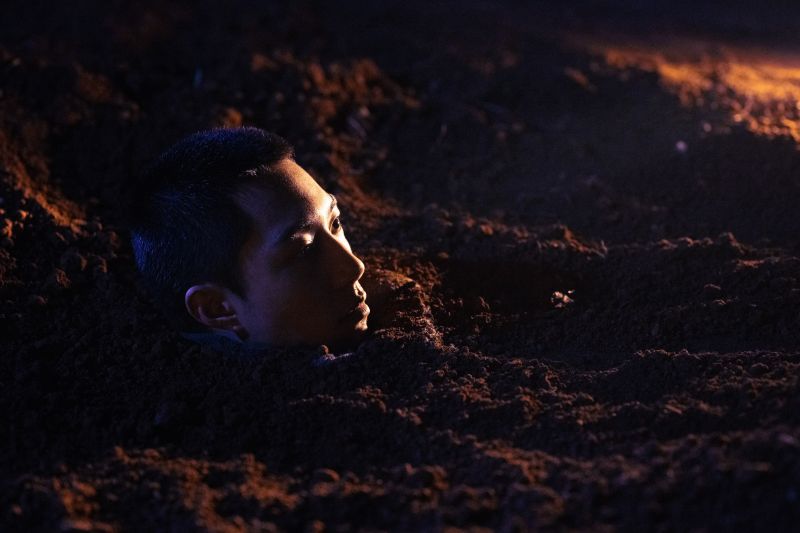 ▲蔡凡熙拍《台灣犯罪故事》慘遭活埋墓地。（圖／Disney+）