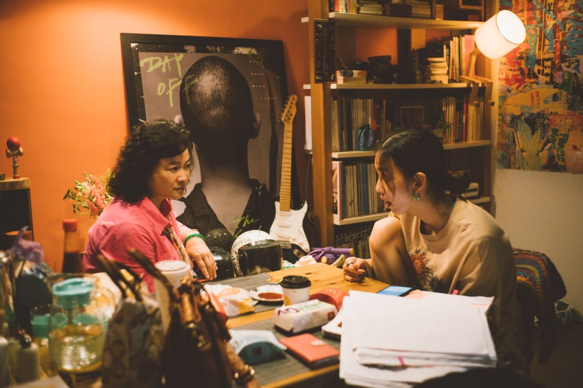 ▲電影《本日公休》陸小芬（左）飾演在台中開理髮店的媽媽，上台北找女兒陳庭妮，叫女兒要省錢買房子。（圖／威視電影提供）